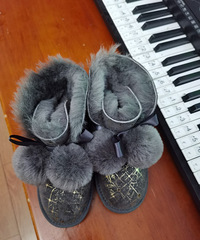 毛毛舒服,底子是橡胶底很防滑的雪地靴,你猜买成多少?