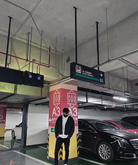 来自停车场的摆拍照,不得不说这里很好出片,偏港风的穿搭太帅啦