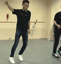 康辉跳舞像做广播操