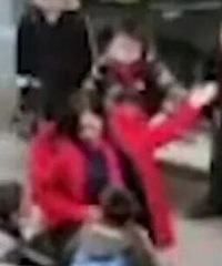 重庆大街上,她连扇6名小学生耳光