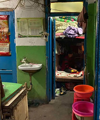 5块钱住一晚的女子宿舍:有人在这里躲避家暴,有人在这里养老