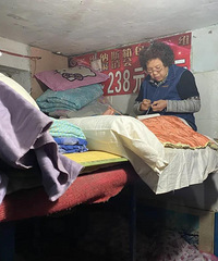 5块钱住一晚的女子宿舍:有人在这里躲避家暴,有人在这里养老