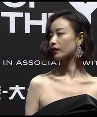 冬天走红毯女明星们冷惨了,倪妮在寒风中抖,孟美岐拳头都捏紧了