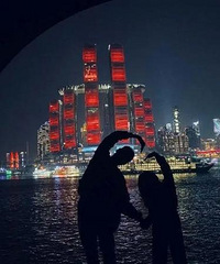 重庆小情侣身高相差45厘米走红朋友圈,女方135,男方180
