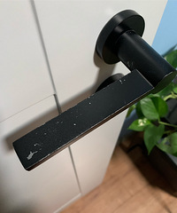 用了2年的门把手有点掉漆,商家二话不说换了个新的