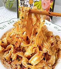 被李佳琦、薇娅推荐的臭豆腐拌面、银耳鲜露,看起暗黑却意外好吃