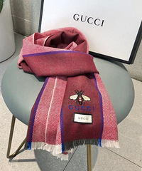 Gucci 2020新款小蜜蜂羊绒围巾,怎么搭都好看又高级