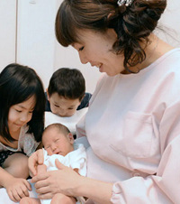 从22岁开始生第一个孩子,24年间生了12个,人生像是开个挂