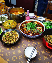 两个大龄未婚青年在购物狂的偶遇,没想到竟然脱单了,回来报个喜