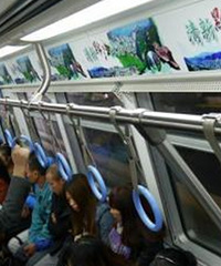 坐轻轨又有人因为人挤人大打出手,说说你坐轻轨遇到的奇事