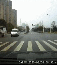 水泥罐车撞飞救护车