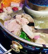 第一次尝试吃冰煮羊肉感觉很新奇,可谓视觉和味觉的双重享受