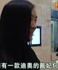 女子花3万2买迪奥包,背两次就掉色,专柜:那送你一瓶迪奥香水