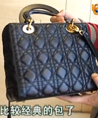 女子花3万2买迪奥包,背两次就掉色,专柜:那送你一瓶迪奥香水