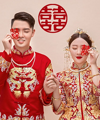 婚纱照是选择有仪式感的好些,还是选择纪实感的更自然呢?