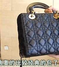 花了3万2买的迪奥包,背两次就掉色,专柜说补偿一瓶迪奥香水