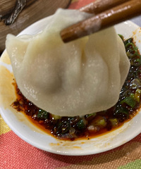排长队才吃到了名声在外的松毛蒸饺,一口咬下去就爆汁