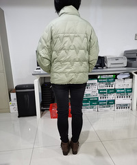 告别黑白灰,冬天买了一款豆绿色羽绒服上身很不错