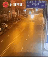 轿车撞电线杆车身折断