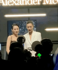 ͬ����ϵ�Ů���ǣ����������롢�μѵȣ����Ǹ�ϲ��˭�Ĵ��䣿