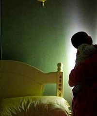 二宝生下来就有牙,喂母乳把我的胸都咬烂了,但是我不敢不喂奶