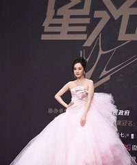 星光大赏女明星们铆足了劲比美,礼服换几套,热巴美翻,身材火辣