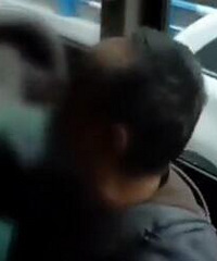 大爷上了公交车就让一个女孩让座