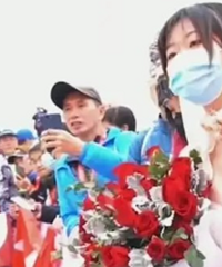 尴尬,女子寒风中在马拉松终点穿婚纱等候,男友没跑完先回家了
