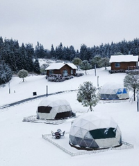 发现一处没什么人的赏雪好地方,雪超厚,有木屋、房车和帐篷