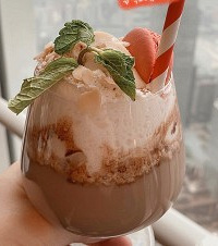 在62楼喝了“凡尔赛”天际下午茶,边吃甜品边看风景好惬意
