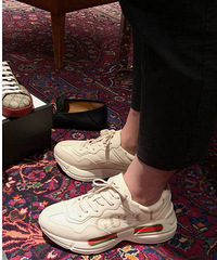 �ĸ����ӵ��ϵ�Ь���۽ţ����������������۰�