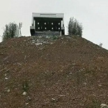 这个地铁站建在半山巅