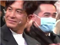 陈豪戴口罩参加颁奖礼