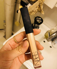 遮瑕到底应该在粉底前上还是粉底后上啊?