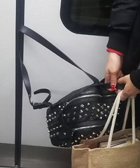 背的包被轻轨门夹住了,你经历过吗