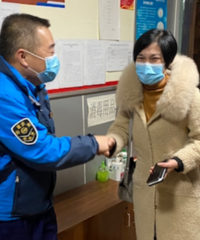 乘客大意忘提包,驾驶员细心帮找回