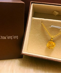 送给妈妈的周生生黄金玫瑰项链, 寓意花开富贵