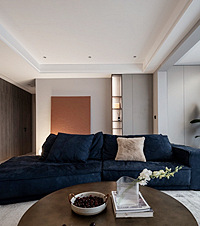 ���˱������ĸ�¥�㣬ҹ�������ˣ�����ǽ��ͨ�͵���Ƹб���