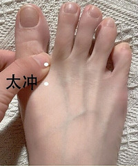 别只知道泡脚!脚部的刮痧5分钟皮肤干净又白嫩