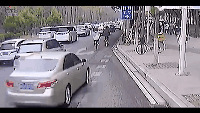 她开车连撞数车没减速