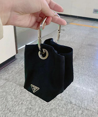 入了一只prada中古包,包包是丝绸的质地非常高级