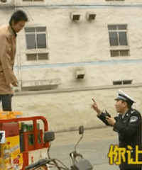小伙子秀武术现场翻车