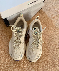 ������ֻ���Ь��ǳɫ�ٴ��ϵ�Ь��