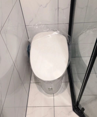 马桶彻底翻车!当初淋浴房说定小一点,结果安装完就这个样子了