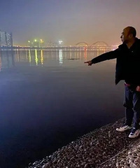 18岁女孩交不起学费深夜跳江,过路男子一把拽回说:我来资助你