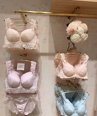 �ձ�������ƽ�����µ꣬���´����������ԸУ�A����C��