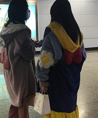 两个年轻妹儿把睡衣穿到轻轨站了