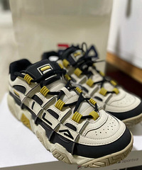 ��ֵ�ʱ��һ�۾�������˫������Ь������������