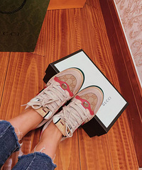 GUCCI��ɫС��Ь�Ͻţ�Ī�����Եú�����