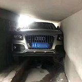 奥迪开进谢家湾轻轨站